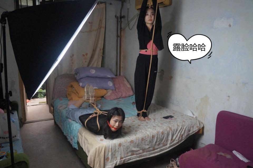 良家妇女之美少女大学生  附生活照 全部露脸 【时      长】61分<br>【分 辨 率】高清<br>【制    作】【玩的多】QQ3434165212<br>  有幸认识2农村女大学生，她们在我不懈的努力下，终于成功接受。她们首次接受捆绑，首次拍片，首次驷马...全是首次。<br>     想订拍的速度 可以露脸   【玩的多】QQ3434165212   ，视频更精彩 全部露脸，欢迎关注我咨询 定拍