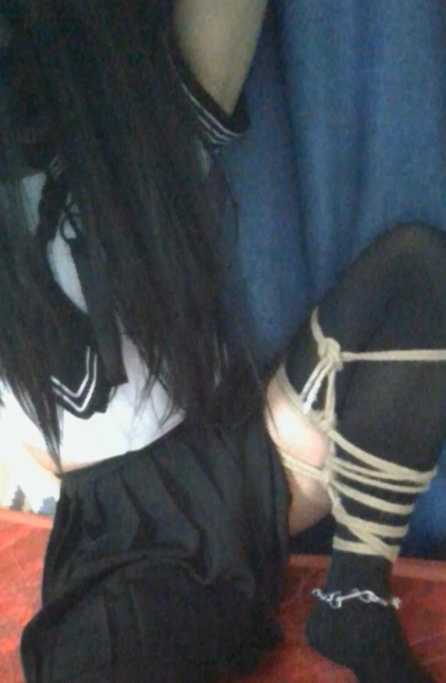 水手服自缚折腿初体验（伪娘 - 萌新女装男孩子一只，刚刚入坑，请多包涵喇，有什么想看的也请留言一下我会去尝试的，请多指教。 [丝袜,学生（水手服）,狗链/项圈,伪娘]