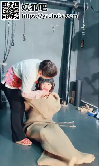 经典反串摄影-晓彤古装专辑（有装麻袋剧情） 经典反串摄影-晓彤古装专辑（有装麻袋剧情）<br>创作：经典反串摄影原创作品<br>描述;经典反串摄影-晓彤古装专辑（有装麻袋剧情），晓彤多套古装紧缚专辑，最后新娘装装麻袋，最后一段剧情一个是音乐版一个是剧情版，虽然桥段一样但是一个有声，一个无声