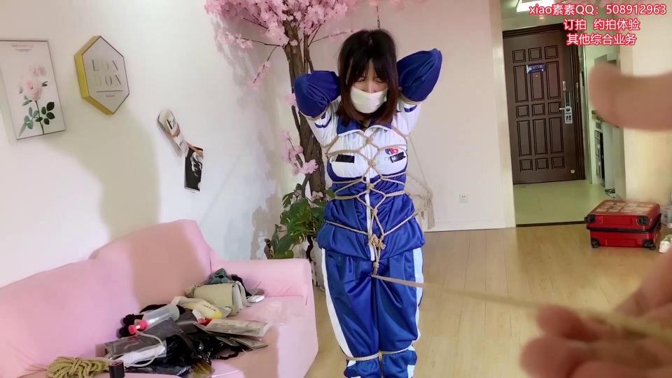 xiao素素：xiao素素0616学生服网约车遭到TJ系列全集四集   此部是第三集（xiao素素自缚龟甲，M手炮缚走绳） xiao素素QQ：508912963  <br>   xiao素素0616学生服网约车遭到TJ系列全集内容如下：xiao素素和男朋友准备去公园约会，男朋友发来消息告诉xiao素素他已经到了随之让xiao素素自行打车过去，但是要xiao素素把 远程无线遥控跳dan先放入体内才能出门，xiao素素于是听话乖乖照做穿上鞋子和校服背上书包就出门了，出门后看见路边停一辆车，xiao素素以为是自己的网约车到了 于是就上车，上车后xiao素素 悄悄的打开男朋友送的跳dan，但是另xiao素素没想到的是这个跳dan的太强烈了，而且还会加温xiao素素被这突如其来的振动给陶醉了，于是在跳dan的威力下享受着带来的GC，司机见况先是用手试探着去摸xiao素素但是xiao素素被快感征服着完全没有发现此刻的司机已经发现了自己的状况，司机慢慢的胆大起来，肆意的去摸还拿出手机将xiao素素享受的样子录了下来，不久后xiao素素便被GC给昏睡过去，在xiao素素昏睡期间司机 已经录下了xiao素素的全部过程，xiao素素醒来后发现眼前的司机在摸自己，而且还在录像xiao素素害怕的质问司机要干嘛，司机利用录下的视频威xie素素做自己的M，要不然就把录像发布网上和xiao素素的学校，xiao素素只好乖乖听话，随后司机把xiao素素拉去后备箱用胶布绑了起来 装进了箱子。   第一集完。            第二集：xiao素素被司机带去酒店，到了酒店床上司机把行李箱打开放出了xiao素素让xiao素素 用二根bangbang自wei xiao素素 乖乖听话 自wei过后的xiao素素被司机各种盘问，xiao素素不敢说谎,得知xiao素素还是chu女之后司机很不开心，于是准备解开胶布把xiao素素捆绑起开，M脚 股绳 和后高手，固定好bangbang让xiao素素坐在上面，捆绑好之后司机继续盘问，因为bangbang的功率很大xiao素素在盘问期间几次都被折mo得受不了所以一直动，司机生气了，问完后解开xiao素素 把xiao素素的 校服脱了之后又拍了几张xiao素素性感的照片      第二集完。            第三集：xiao素素被要求 看着电视学着电视里的 视频自己自缚绑龟甲，xiao素素因为怕司机把自己的照片公开所以很认真的学习 就是想为了让司机开心，捆好龟甲之后xiao素素被司机 M手炮缚头顶 要求走绳，绳子被拉得很高，并且固定在股价的股绳上面，xiao素素走绳非常非常非常的难受，最后委屈的哭了。   第三集完 <br>第四集 xiao素素被司机要求脱了校服裤还有文胸之后 xiao素素被司机M脚捆绑  日式胸缚捆绑好 平躺着在舞蹈垫上 本以为这么难的姿势xiao素素 做不了，没想到xiao素素既然轻松躺下韧性另司机非常欢喜 完成了捆绑之后，司机找来两个跳dan放胸里。bangbang固定在下面，电击胶片固定在大腿以及si密部位，全部开起，开起后的xiao素素立刻就享受道具带来的所有快gan，之后司机看xiao素素越来越享受，用手亲自玩弄bangbang，最后在司机的强烈玩弄下xiao素素gaoc失尽了（重点：真正的shijin特写niao液全部都在垫子上而且很多很多的液体）                  结束！<br> <br>                                      此集是第三集          内容在全系列剧情的第三集里    <br> <br>                      解压密码：xss123<br>订拍-约拍体验-综合业务    xiao素素QQ：508912963         <br> <br>影片时长：29分钟<br>影片大小：1290m<br>售价：25