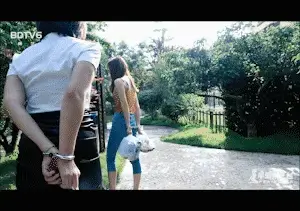 【半岛束艺台】【金属】YT602 钥匙在哪里：姐妹间的刺激游戏 本台百年不遇的手铐题材。葡萄和雪碧两姐妹在家又闲的蛋疼了（她俩怎么总闲的蛋疼），非要把彼此铐起来玩，还打电话给台长帮她们想馊主意，这种事台长最擅长了，先打发她俩去倒垃圾，然后偷偷把钥匙藏在一个以人类的智商很难找到的地方，完了回家继续闷头睡觉。<br>    随后，这俩小姐姐就开始翻箱倒柜找钥匙，找遍了屋子每个角落也没找到，无奈之下只好给我打电话，你觉得这种事我能告诉她们吗？★★★注：本台所有压缩包解压密码均为：BDTV【半岛束艺台】烟台绳艺原创工作室(小作坊)，全宇宙范围诚邀绳模(烟台、威海、济南、青岛等高铁直达城市优先)，不做精品只做生活，用镜头记录最真实的绳艺，纯净捆绑，健康游戏！为每一个热爱捆绑的朋友展示最纯粹的绳艺，为每一个客户用心打造属于您的专属作品。应聘、约拍、定拍请垂询QQ2245148409/微信peninsulastudio或扫描微信二维码，业务洽谈秒回，闲聊看心情，色情勿扰。点击欣赏更多(More Clips)<br>