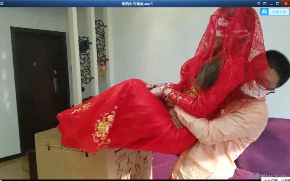 纸箱中的新娘《统一解压密码ywqs》 片长1小时5分钟，1080p全高清拍摄。大致剧情如下《 我，37岁，浪荡屌丝一个，至今没娶媳妇，听说网上可以买老婆，于是我花了5万块，这天我的“快递”到了，一个很大的纸箱，里面是一个披着盖头，手脚被捆绑，蒙眼堵嘴的红衣女子，裙子里面的跳*蛋还在嗡嗡的转着.....快递已经把新娘子给我送来三天了，三天里这个女子不吃不喝，也不肯松绑，下面的跳*蛋一直转着，都换了3次电池了，只是被我强行喂过几次水，一提到和我入洞房，誓死不从，告诉我敢碰她，马上就咬舌自尽！好吧，我既然敢把你买来，就有治你的办法....原味内裤，丝袜真实堵嘴，胶带多重封嘴，丝袜，丝巾蒙头全包，丝袜胶带全身捆绑全封包....暴虐过后的新娘子是否后言听计从呢......》本片为一往情深绳艺工作室定拍作品，版权所有，定拍咨询qq1002871968 客服qq906267332 欢迎定拍咨询交流。“网盘文件为压缩包，统一解压密码ywqs”