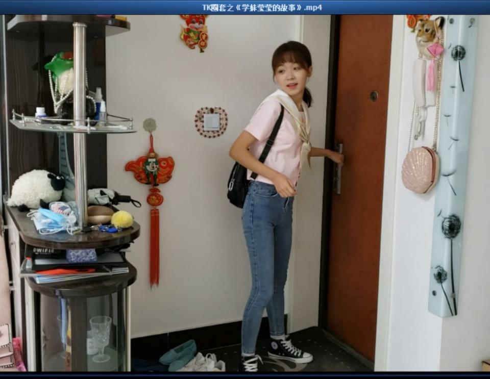 TK圈套之《学妹莹莹的故事》统一解压密码ywqs 片长27分钟，1080p全高清拍摄。故事如下《我是一个tk狂人，对于此爱好近于疯狂的我，已经不满足虚拟世界里看看视频打打飞机了，慢慢的把恶魔之手伸进了我的学妹身上....把单纯的学妹骗至家中，水中下迷药，学妹喝下慢慢晕倒，再次醒来看到的情景让她惊愕万分，我已经把学妹紧紧捆好，肆意在她的身上抚摸，我的手在她的敏感部分上下游走，更为变态的是，只要我不答应每周陪他玩捆绑tk，他就把我的鞋子和袜子强迫放在我的嘴边，让我[不可描述]...我再一次被自己的臭气熏晕过去，再次醒来的我已经被他吊绑起来，电动牙刷嗡嗡声把我惊醒，接下来就又是一番番撕心裂肺的tk折磨....最后折服的我被迫签下“痒奴协议”每个周六都要准时来陪他....》本片为一往情深绳艺工作室定拍作品，版权所有，定拍咨询qq1002871968 客服qq906267332 欢迎定拍咨询交流。“网盘文件为压缩包，统一解压密码ywqs”<br>