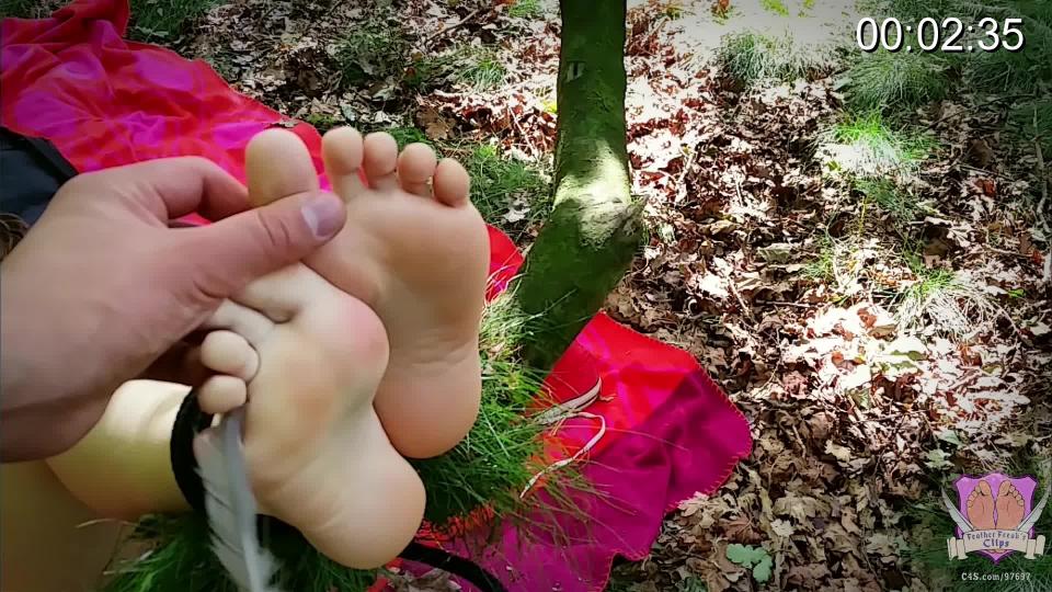 Forest-Foot-Fun PART II Now its time to tickle both feet! The victim is now in a different position with both feet tied up to a small tree.<br>The fun continues, as more of the usual tools - and the fingers of course - are used to make her giggle.<br>This is the longest part of this session. Many awesome views of her beautiful feet and a nice part where her toes are tickled by licking.<br><br><span style='color:#b0b0b0;'>[隐藏文字，购买后可见]</span>
