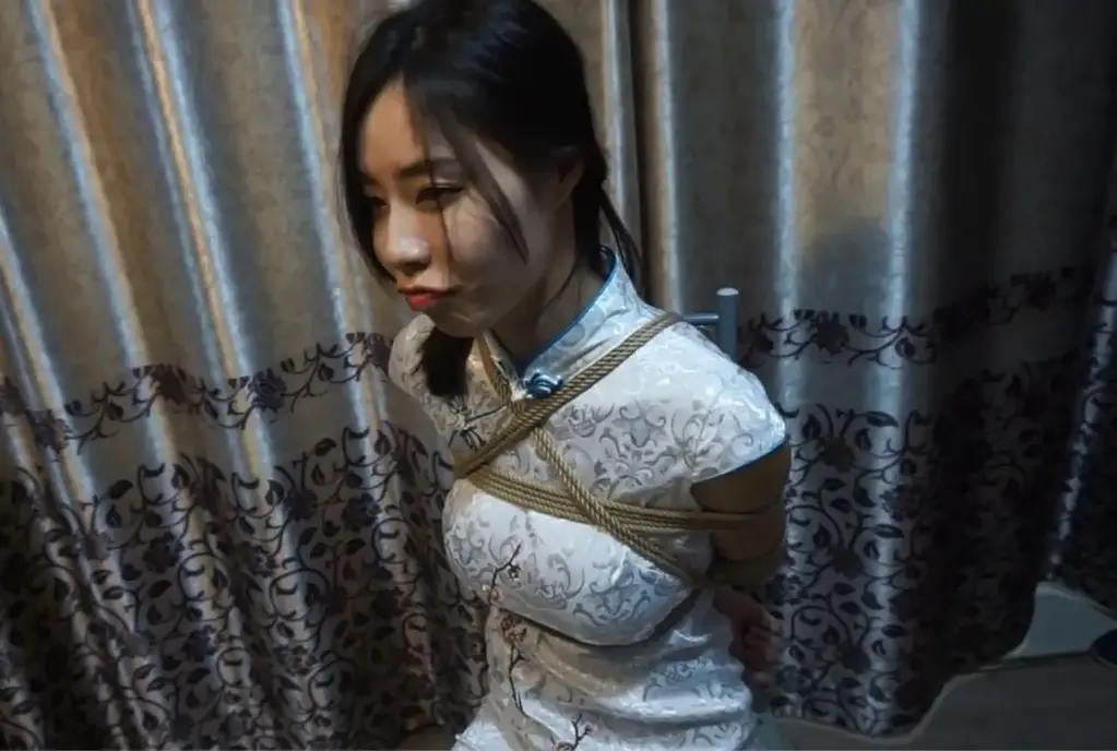 美景配美人 夜景拍摄旗袍美女演绎优雅捆绑风 标题 美景配美人 夜景拍摄旗袍美女演绎优雅捆绑风<br>创作 阿木原创<br>剧情 阿木原创作品。旗袍美女捆绑堵嘴，内容唯美。希望大家喜欢