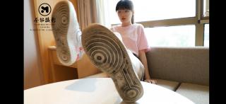 誉铭摄影《2020第25期》 誉铭摄影《2020第25期》，女孩耐克小白鞋配小粉袜加裸足，很美的脚，挠脚心，当福利送给大家了