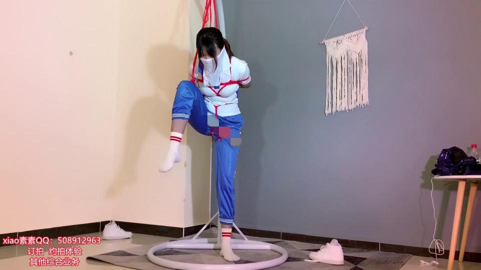 xiao素素：学生服高邦白鞋 红条白袜 配红绳 捆绑单脚吊  脚尖顶地 和 大字床上捆绑 上下集   xiao素素：学生服高邦白鞋 红条白袜 配红绳 捆绑单脚吊  脚尖顶地 和 大字床上捆绑 上下集  <br>                                    xiao素素QQ：508912963  3147195239<br>   xiao素素 被两个zisi捆绑TJ 强制GC，第一个是复杂的日式后高手xiong绳gu绳，固定bangbang强制，手拉高脚尖顶地，被TJ一段时间后脚尖勾着袜子<br>不能掉下来，要不然会被惩罚，达到gc后换chuang上KB，大字捆绑全身固定，同样固定bangbang强制<br>两个zisi都是比较好用bangbang 的姿势所有在这样的情况下M很容易达到并且躲不掉！<br>                      解压密码：xss123<br>订拍-约拍体验-综合业务    xiao素素QQ：508912963   3147195239       <br>                                         <br>                                 重点：5089的号暂时上不去，订拍了的 人联系不到 麻烦看到了 联系 3147这个 QQ <br>            <br>影片时长：41分钟<br>影片大小：1869m<br>售价：40