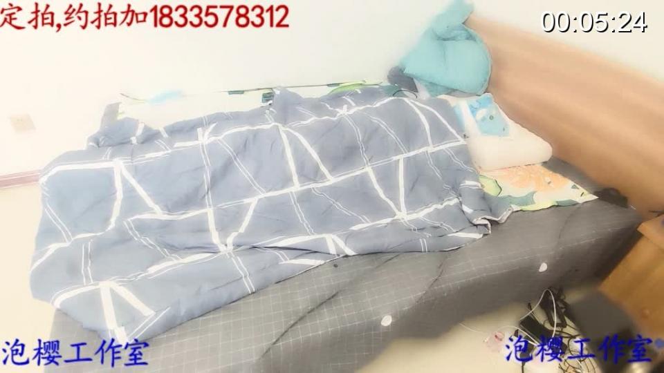 初次尝试真空袋伪娘粉樱，头在外面，只有身体在里面，后面是一部网友定拍作品 泡樱工作室 主演:粉樱,泡泡<br>伪娘，粉樱酱，第一次尝试真空袋，但是头在外面的。。。只有身体在真空袋里面，然后到后面还有一期网友定拍作品，差不多就是伪娘被绑架了，要逃出去，但坏人回来了，把小伪娘重新放回床上，然后塞上跳动的小玩具，捂晕了=-=。。。<br><br>泡樱本工作室接受定拍，约拍，约拍最好是京津翼，接受绳艺服装道具赠送的东西，招聘，伪娘，女模特，还有工作室坐标河北唐山，