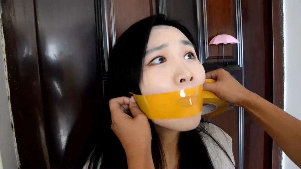 封嘴劫2（闺蜜诗函（吴晗。，视频通话后，遇到劫匪上门，被强迫封嘴朗诵古诗和现代诗，修理工上门，女主却错失自救机会） 前作的水准各方面大家是有目共睹的，这一部依旧是延续了前作风格，也改进了与想了很多不同方向来进行发展，例如封嘴后的低声叫喊（模糊却又能听个部分大概）。<br>得意客工作室，订拍作品，服装两套，先后封嘴朗诵古诗和现代诗，设定中特殊胶带封嘴，导致诗涵（吴晗）的窘迫无人看到，对着镜头呜呜呜大喊，我被封嘴了！<br>剧情结局是第一人称视角的修理工视角，也不知他是不敢掺和这事还是没能发现诗涵异常。（话不多说直接上图）<br>封嘴劫二。（特点封嘴红唇，还有丝袜美腿，以及呜咽声和挣扎）（多给嘴巴和丝袜特写，念诗的时候要相对大声一点，对比前作可以适当大声一些，念诗的镜头为电脑界面和现实穿插）沈晨经历封嘴劫难后，被密不透风的丝袜蒙住眼鼻，生死未卜。与此同时闺蜜，挂断和沈晨的视频电话之后，还在嘟囔着：装什么装，半天不说话。却不知道劫匪急冲冲的离开沈晨家，居然是在翻动沈晨的手机后，发现了闺蜜女主的地址。劫匪溜到女主家里，看到女主丝袜美腿，以及她的性感裙子，居然有些按奈不住。开始装扮女主穿着两双肉色裤袜。女主正在对着电脑开直播。（直播界面就用单机直播间或者你随意操作）女主起身去喝水，却被一把刀抵住腰部（刀具也别太真，之前封嘴劫一感觉有点危险。）女主：啊...你..是谁？劫匪：不想死就乖乖听话！女主：啊....你这是违法犯罪！劫匪：我最讨厌别人叽叽喳喳了！劫匪站在女主身后，挟持着女主，拿出透明胶带，“自己封上！”女主撕开胶带后一犹豫，却直接丢掉，“变态！”劫匪亮出刀：要么让我一刀一刀活剐了你，要么就张嘴把自己的臭嘴堵上。劫匪：把鞋脱了，丝袜脱下来！女主：你马上离开，否则我报警。劫匪：再喊我杀了你！（催促她脱）女主拖了鞋，脱下丝袜。女主十分抗拒，慢慢举起丝袜，塞入嘴里。劫匪手上用力，刀碰到女主大腿。女主焦急而又不情愿的把丝袜抵在嘴边，劫匪顺便推了一下女主的手，女主手一送，把丝袜一下送入嘴里，填满口腔。女主发出干呕声，显然是丝袜太胀嘴。劫匪翻动背包发现了丝袜，当成绳子。女主的手被丝袜正手绑住，手掌合住套上一双丝袜（短丝或者其他），或者静电胶布（不一会就要挣脱开的），手肘被绑在腰上，所以手的姿势受限制。而劫匪却拉开胶带作势封住女主的嘴，女主往后向缩，挣扎着跑完门边。女主一边走：呕..呜呜...女主被追上，被一把拉住按在门边，胶带哗啦一声拉开，印在女主的红唇上。女主发出一声不甘的叫声，发出诱人的呜咽。劫匪：你还在做直播呢，继续播！女主心道这是一个机会，还以为劫匪是傻子，凑到直播间前，美腿被丝袜绑住坐在电脑前。可以加旁白。呜呜的大喊起来，发出含糊不清的救命二字。（可以稍微大声一点）他的刀在她的丝袜美腿上不断晃悠，手也不断划过女主的美腿，半分钟后，劫匪却直接离开这里，去卧室搜索钱财。女主：呜呜呜...我被封嘴了..救我（声音发出清楚程度为百分之五十，体现女主的焦急）直播间的人并没有发现异常。劫匪离开之前笑了笑，低声道：这可是特制，没人看得出你的异常。女主还以为能得救，听到是特制胶带之后，在电脑前就变得极其抗拒，不断发出模糊的求救声。劫匪没有管他在屋子里搜索起来，找到了一些丝袜。（劫匪拿了银行卡，准备撕票，可以加台词）女主见到劫匪手里的银行卡和刀吓了一跳，急忙道：“呜呜...别...杀我...”害怕劫匪听不清，急忙拉过劫匪手中自己的手机，用手在手机上的微信上打出，“别杀我，我都听你的！”（这正是和沈晨的聊天框，之后又趁着劫匪不注意发出了消息）劫匪拿开女主的手机，拿出一个稿件：还敢抢手机，想去报警？嘴被封上说话，倒是很好听，把这个念完我就放了你！女主不断摇头，但看到刀，又不得不配合。（念诗时劫匪不要面）稿件上是一段古诗：大江东去，浪淘尽，千古风流人物。（对着直播界面）故垒西边，人道是，三国周郎赤壁。乱石穿空，惊涛拍岸，卷起千堆雪。江山如画，一时多少豪杰。（女主时不时抬起头害怕的看了看镜头）遥想公瑾当年，小乔初嫁了，雄姿英发。羽扇纶巾，谈笑间，樯橹灰飞烟灭。故国神游，多情应笑我，早生华发。人生如梦，一尊还酹江月。女主费力地努努嘴，发出呜呜声（稍微大声点）。直播界面的人不明白主播在干嘛。女主坐在电脑前，看着一旁的稿子念了出来，透过丝袜和胶带发出含糊却偶尔清晰的声音。劫匪往屋内走去，不知道要干嘛。女主借机急忙用尽全力腾出手来，撕下来胶带，本想在直播间大声求救，却忘记了堵住嘴巴的丝袜。（糟了嘴麻了，没办法张开！）旁白女主焦急的环顾四周，将黄色胶带撕下一截，封住嘴巴（补上口红，要在黄色胶带封嘴后，能看到漂亮的红唇）女主对着电脑屏幕呜呜大叫，指了指嘴把，随即怒动嘴巴，示意自己被封嘴。可惜直播间的人还来不及发现这一变故，女主的小腿就被人握住。女主：呜呜呜...劫匪蹲在一边：穿上这条丝袜，不然我杀了你！女主 穿上另一双白色中筒丝袜，女主被拉到一旁。直播间人本来就少，加上女主网络不好，刚才封嘴的样子没被人看到。（女主穿了丝袜后被劫匪将手反绑，直播间角度看不到手被绑住）劫匪将女主拉到一边坐下，撕下一截胶带贴在女主鼻子上，女主挣扎一会。劫匪：还敢不敢乱来？女主：呜呜呜...（怒骂状态）（女主不断搓动丝袜美腿，一只脚穿鞋一只脚不穿，然后踢掉鞋子，）劫匪：性子很烈嘛，我也不为难你，再配合我念一段诗，我就放了你！（女主这时候换装成那个水手服装，下面不变，穿肉丝加小腿白丝袜。鞋子为带扣小白鞋，中途一只脚掉鞋，露出白丝）劫匪在黄色胶带封嘴之外，还加上一层肉色丝袜蒙住住女主的嘴（蒙一层吧，要能模糊看清黄色胶带封住的嘴），。女主犹豫一下，还是点头答应。（念诗的时候劫匪不要出现在画面之中）很为难的继续回到直播界前。“　轻轻的我走了，正如我轻轻的来；　　我轻轻的招手，作别西天的云彩。　　那河畔的金柳，是夕阳中的新娘；　　波光里的艳影，在我的心头荡漾。　　软泥上的青荇，油油的在水底招摇；　　在康桥的柔波里，　　我甘心做一条水草！”此时劫匪拉下丝袜，露出黄色胶带的嘴，女主此时站起来。那榆荫下的一潭，　　不是清泉，是天上虹　　揉碎在浮藻间，沉淀着彩虹似的梦。　　寻梦？撑一支长蒿，　　向青草更青处漫溯，　　满载一船星辉，在星辉斑斓里放歌。　　但我不能放歌，悄悄是别离的笙箫；　　夏虫也为我沉默，沉默是今晚的康桥！　　悄悄的我走了，正如我悄悄的来；我挥一挥衣袖，不带走一片云彩。（这些个镜头里部分给直播，部分给正常视角，五五开吧）嘴巴依旧是封住。“咚咚咚”敲门声响起。劫匪：谁？“修水管的！”劫匪：好好配合不要乱来，我就放了你！劫匪：你和你闺蜜一样不让人省心！自己动手换上透明胶带！摄像机第一视角进来，“你好我是来修水管的。”劫匪扮成男主人，“嗯嗯，你去修，我有事出去一会儿”劫匪在女主耳边低声道：给你机会，看你能不能跑！女主此时带着口罩，被肉色丝袜蒙住眼听到声响，抬起头，不断摇头：呜呜呜呜...工人：这是怎么了？劫匪：我老婆做了口腔手术和近视眼手术，不能说话和见光，我出去一下，你好好修。劫匪的手划过女主的大腿，有揩油也有威胁。女主急了，想要跑到摄像前，想要蹭下了蒙眼的丝袜，但是自己被绑在凳子上，手臂被丝袜紧紧反绑住，手掌也被丝袜裹住。（此时没穿鞋）工人做完活，上前问道：姐，结下工资。女主不断呜呜大叫，工人费解，于是先拉开了女主的眼上的丝袜。“呜呜呜呜！！”（第一人称视角）工人不解，问道：砸了大姐？工人摘下口罩，露出了女主被透明胶布封嘴的美唇。女主：救命啊，救命啊，（声音含糊低沉）工人：你在说什么啊姐，工钱下次结把，我走了。（顺便吧丝袜蒙上眼睛就走了）女主临近崩溃，不断挣扎与呜呜喊叫。劫匪回家劫匪：钱到手了，本想饶了你，但是你太不乖了！女主被一把抓住，反绑住身体，劫匪用透明胶布贴在女主鼻子上。一小会儿不到，女主就开始呜呜挣扎。劫匪撕开蒙住鼻子的胶带。女主用被封住的嘴呜呜大喊：“混蛋...”劫匪用黄色静电胶带缠上了女主的鼻子附近两圈，用脱下女主的一双白丝，丝袜蒙住女主的嘴。此时女主都没穿鞋，一只脚还穿着小腿白丝。女主此时在沙发上上，或者卧室，挣扎一会后，沈晨的视频电话打来。女主背着手点开电话，然后转过身来，视屏之中露出自己被封嘴蒙丝袜的状态。女主挣脱着噌开蒙嘴的丝袜，无比艰难的用丝袜美腿的膝盖蹭下了静电胶带，露出透明胶带的嘴，对着手机不断发出含糊的求救声。电话那头急忙道：你怎么了？你别急！女主努力发出“我被封嘴了，救命救命！”却显得很不清晰。数次之后，沈晨总算是听明白了。沈晨：我来救你，你别急！电话挂断。此时劫匪从一旁走出，“为了感谢你把她引来，送你个礼物，你穿的这可是特制的丝袜，密不透风，送你了！”劫匪用白丝袜蒙住女主嘴巴和鼻子。女主放置挣扎一会儿，就直接晕厥。（参考前作，但是可以剧烈一点）<br>