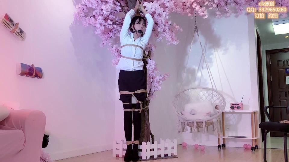 【clz原创】：第二集：《灵粒》clz魔术师培训被各种捆绑姿势TJ系列         全四集     【clz原创】：第二集：《灵粒》clz魔术师培训被各种捆绑姿势TJ系列         全四集    <br>                                    联系方式：主3329650260    副2703302672  2830734042  2042007538             <br>第一集内容：魔术师灵粒  一人待在家看视频学习逃脱魔术，老板来到家里谈演出事项，乘魔术师灵粒去包里拿资料的间隔，在饮料中下入迷药，魔术师昏倒，被老板绑在椅子上，双腿绑在椅子两只脚上，双手绑于椅子后面。反复挣扎，老板接到一个电话，出去办事，把魔术师丢在家中，好在灵粒是魔术师，用尽了 全部力气挣扎，最后成功的自行解开。<br>第二集内容：魔术师灵粒在排练魔术表演，老板来找上灵粒要求排列每天的表演内容，但是老板没有按照以往的套路进行捆绑，而是没有约定的方式捆绑（双手朝天并拢，双腿并拢，绑在柱子上，胸部捆绑，膝盖和脚都绑起来），魔术师解不开，被老板口球堵嘴，老板还给魔术师来了更刺激的，拿出zhen动器，绑在夸下，一直之持续到魔术师gc，最后魔术师全身抖动的进入了gc<br>第三集内容： 老板把魔术师灵粒从柱子上取下来后，全身解绑，用胶带绑在椅子上，双手依旧欧式往后捆绑，双腿，跷二郎腿，绑起来，依旧是zhen动器，魔术师再一次达到gc<br>第四集内容：老板把魔术师从凳子上放下来后，欧式kb住魔术师，膝盖，脚踝都绑起来，靠在墙边，用td，远程遥控，[不可描述]第三次，最后gc受不了趴在第三颤抖着！                                   <br>                                    <br>                                                    解压密码：    clzyc<br>                                                任意一个QQ都是联系方式<br>                                         解压密码：clzyc<br>                                     业务范围：专属订拍           一对一视频网调          全国飞现实体验           <br>                                 联系方式：主3329650260    副2703302672  2830734042  2042007538<br>影片时间：25分钟<br>影片大小：1140m<br>售价：18