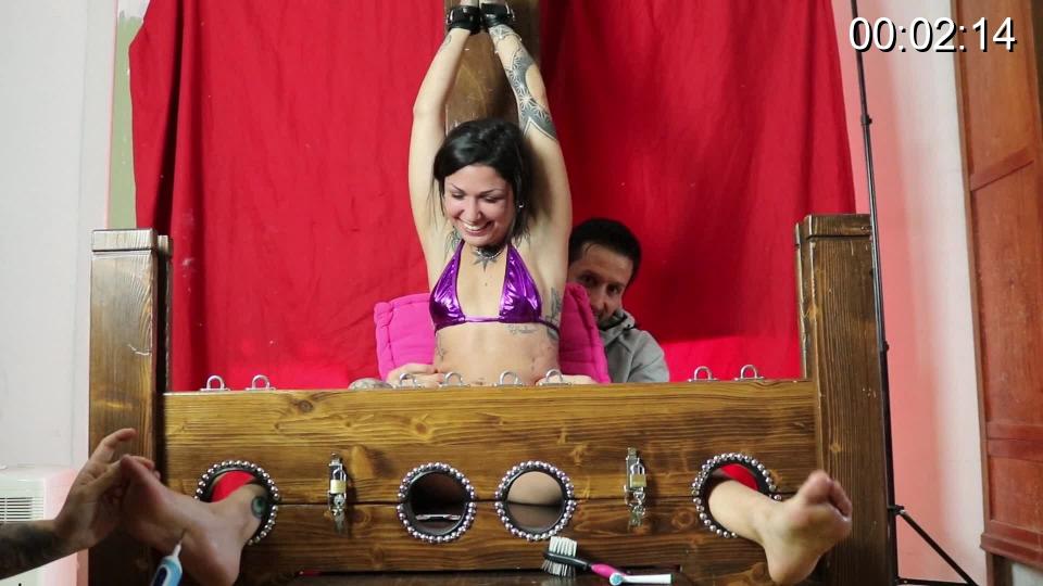 Simona tickled in stocks Simona is now stuck on the pillory for another lesson in survival because she will really have to fight with all her might to try to get to the end of filming. It will be a quarter of an hour of real no stop agony difficult to bear because the poor woman will not have a moment's pause, in fact mounting this video was really easy since no cut was made. Simona will then try to ask for a moment's respite but the game is too interesting to stop and Bianca and Mr. Tickler have really got mad at her.<br><br><span style='color:#b0b0b0;'>[隐藏文字，购买后可见]</span>