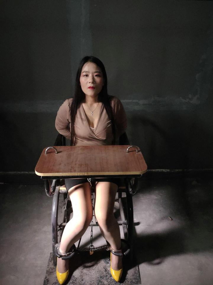 新片 《凋谢玫瑰》 下集 大家期盼已久的这部新片经典出来了，一名女囚爱好者，一天男朋友说可以帮她实现一次真实女囚的体验----作为一名“志愿者”扮演嫌犯，训练警察的抓捕、关押、审讯技能。于是，她签了协议，开始了为期一周的女囚生活。男朋友暗中策划顶替阴谋，让她顶替自己的老婆，最后女朋友被五花大绑执行秘密囚禁关押着，直到被执行枪毙，她根本无力反抗，加之堵嘴，无法呼救，体验变成了假戏真做，只能无可奈何的等待着。。。。。。大家喜欢可以联系我们欣赏视频   QQ461999667