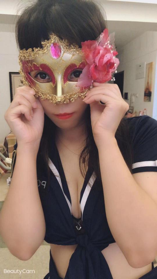 黑丝美腿TJ美女小M，舔脚，鞭打，捆绑带来的各种疼痛快感 家养女M，趁女主睡觉时发骚，私自舔女主的脚不小心把女主舔醒了，女主醒来以后很生气，和男主一起教训发骚的女M （原创工作室：姽媚雯婳）