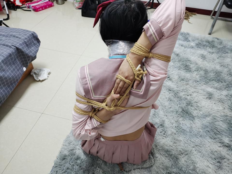丝袜塞嘴缠胶带，新绑法，一个胳膊在上一个胳膊在下绑法，加强高 泡樱工作室 主演:粉樱,泡泡<br>这期尝试了一整新的绑法，一个胳膊在上一个胳膊在下，握住，然后绑起来，这种绑法第一次尝试，泡泡哥哥对这个绑法也是第一次研究，不是很精通，本片最棒的地方我感觉就是白棉袜赛嘴里，缠上胶带=-=然后牵着下床，之后嘛，又被泡泡哥哥整强高了=-=。。。。自己被绑身体一天不如一天啦，呜呜呜<br>泡樱本工作室接受定拍，约拍，约拍最好是京津翼，接受绳艺服装道具赠送的东西，招聘，伪娘，女模特，然后工作室坐标河北唐山，泡樱工作室现阶段只在妖狐吧上发原创视频，其他网站上购买全是盗版！！！
