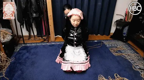 PVC Maid Gets Tied in Rope Bondage and Forced to Wear Panties on Her Head with a Nose Hook When your maid forgets to clean up the panties on the floor, there is only one course of action: tie her up and make her wear them on her head. But when a maid is working for a strict mistress such as this, that simply isn't enough as multiple cloth gags are also needed to ensure she won't speak. Finally,<br><br><span style='color:#b0b0b0;'>[隐藏文字，购买后可见]</span>