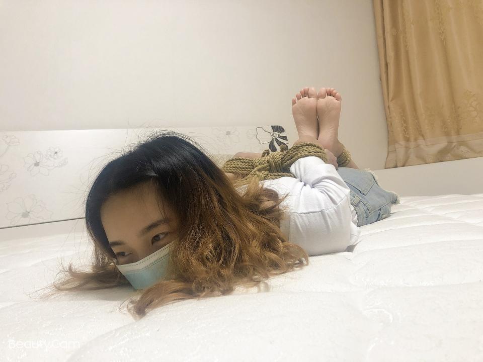 【新月原创】新人 红豆妹妹 试拍 裸足驷马 口塞蒙眼 捆绑 非常腼腆的女孩 HD711 【新月工作室】定拍 定文 ：1003187439  作为一个严重的裸足驷马爱好者，对于新来女孩必须要让她尝试，这个姿势赏足真的是感觉很不错啊。21岁的红豆妹妹其实已经和我玩了几年捆绑了，算不上新人，只是第一次这样上镜，还非常腼腆，以前的她可没这么拘束， 日常里很漂亮的妹子，特别是古装扮相十分不错，有机会让她试给大家看。