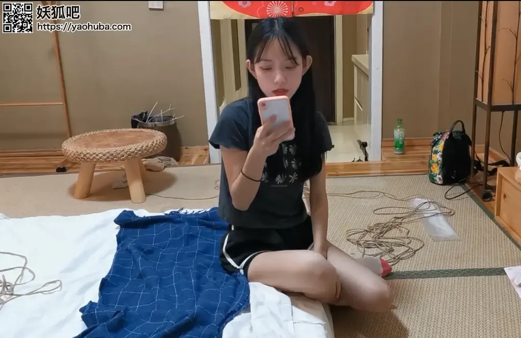 奥特曼也很酷：新妹子珊珊--紧缚实验（挑战篇） 新妹子珊珊，因为时间关系，这次挑战只有两个内容。有喜欢的可以支持一下。定拍，约拍，购买约绑攻略。加QQ255465292，VX：Jfsy2019<br>挑战题目：紧縛挑战<br><br>1，道具：麻绳若干条，过脚踝短袜一双。<br>挑战内容：挑战者穿短袜后，用绳子将挑战者，双手以五花綁好。双脚折叠綁紧。挑战者需要在此情况下，将短袜从脚上脱下。两只全部脱下，才算胜利，挑战时间10分钟。<br>2，道具:绝缘胶带若干<br>挑战内容：用绝缘胶带，挑战者将双手捏拳头綁緊，分别捆紧模特手腕，手臂上下后，将模特手臂，固定于胸前上下。将一枚钥匙，放进模特脚底袜子内。用胶带捆绑，大腿，膝盖上下两侧，和脚腕。胶带封嘴，蒙眼。挑战者需要在此情况下，拿到脚底钥匙。挑战时间10分钟