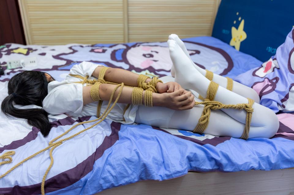 可爱白丝单马尾小清新m安妮第一次tj疯狂tk扭动的35码小jio… 作者:cc777<br>作者QQ：2461666098<br>1.大半年没玩绳子了～绳法退步了太多求轻喷，想用口球的结果球太大塞不进安妮的樱桃小嘴，无奈暂时换成透明胶带（小m安妮手上有自残留下的伤疤，我没敢绑太紧怕磨破了，不知道是高考压力太大才这样的吗？绑完交流了半小时，安妮问我中午是不是没吃饭使不上劲（坏笑 问到关于尺度和玩法 安妮表示可以接受进一步的加强，无奈鄙人脑洞较小，客官们有什么新奇有趣的玩法可以私信我哦，让我们一起期待续集吧！<br><span style='color:#b0b0b0;'>[隐藏文字，购买后可见]</span>