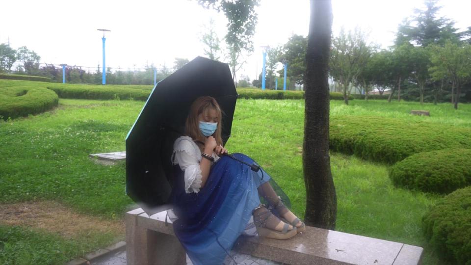 魔法摄影工坊--【新模小翼 雨天小漫步】 小翼的雨天户外金属镣铐<br>时逢雨天 户外散步 雨滴 金属  后面是镣铐换丝袜