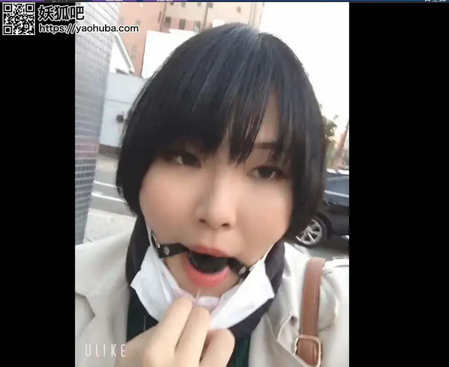 Rigさんハウス (Rig) マスクの下に口枷つけて外を歩く動画 2019-12-08 一个小姐姐喜欢玩口球，大胆的带着口球然后戴上口罩出门。她也是典型的带上口球口枷才变得好看的类型。<br>我把她的一些付费福利片段全都买了下来剪辑在一起，与大家分享。<br>资源很贵，来之不易，望珍惜。<br>これねー、前からこういうのがあるは知っていたのですが、<br>こないだマスクしてる人をみてFantiaのネタにするのを思いついちゃって<br>めっちゃドキドキだったのですがやっちゃいました！????<br><br>何人か人ともすれ違ったんですけど、<br>マスクを付けてるので外からは見えないはずなんですが、<br>自分の感覚としてはボールギャグかんで、涎だらだらな状態なわけで、<br>なんかその状態を透視されてるみたいでとてもドキドキしました。<br><br>でも、もうやる勇気はないですねｗ<br>バレたらどうしよー！って不安で脚が震えますガチでｗｗ????<br>というかガチで涙でそうでした（出てないけど）<br><br><br>動画からは私の不安そうな様子も読み取れるかと思います☺️<br><br>「外すところ」の方の涎の溢れ出る様子は必見？です。<br>こんなに溜まってたのかと自分でも驚きました。<br><br>頑張ったので感想コメントなどもらえると嬉しいです！！<br>もうやりたくないけど、好評ならまたやってしまうかも？？？????<br><span style='color:#b0b0b0;'>[隐藏文字，购买后可见]</span>
