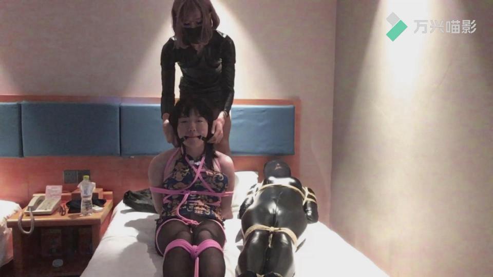 小T本地约玩第一弹 女装旗袍小T+黑丝连体衣小A+包臀皮裙小D调教踩踏  