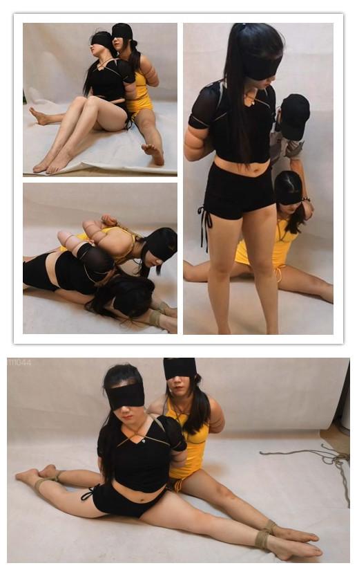  两个丰满钢管舞女郎 双人一字马捆绑 束缘阁 <br>绑了两个跳钢管舞的女郎  双人一字马绑在一起   定拍QQ 63111044