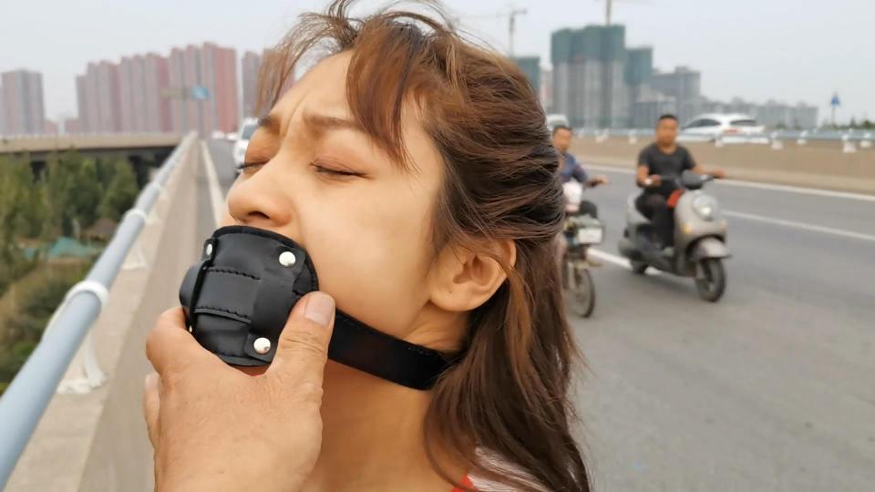 HD飞天原创:云儿狗担包天，光天华曰之下竞敢带着假JJ在大桥上戏弄过路人，又在河边和草坪上强制跪爬器行走，成了路人的玩偶...... 解压密码:hdsy<br>云儿双手被死铐铐住,嘴上带着假JJ要在户外挑战极限，路人看见她都好奇地要多看她几眼，又觉得不过瘾，跑到郊外公园玩起了跪爬器，这玩起来不像走路那样轻松，自制40公斤加重跪爬器爬压的她都爬不动，小树林蚊子又多,成了蚊子的宠物，每个地方玩5分钟，越换地方蚊子越多，最后到了夜市旁边的草坪上,像个狗一样爬在草丛里，路人看见这个怪物很好奇，好不容易得到这么多人关注,好刺激......<br>需要定拍的客户请加QQ272728243并且面向圈内长期招聘女M、女绳模
