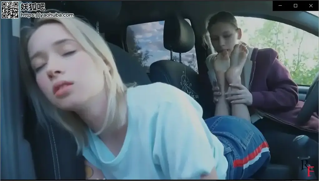 Lesbian Feet in Car Russian Fetish的片子。<br>两个女人的车内舔脚恋足。都是一脸陶醉。<br>脚很美，人也美。<br><span style='color:#b0b0b0;'>[隐藏文字，购买后可见]</span>