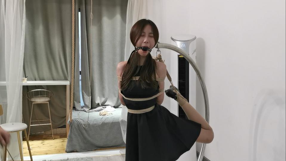 奥特曼也很酷：甘然口球单腿吊 甘然是最近约的妹子里面最满意的，柔然好，长得可爱，耐绑也很棒。有喜欢的支持一下。定拍，约拍，购买约绑攻略。加QQ：255465292   VX：Jfsy2019