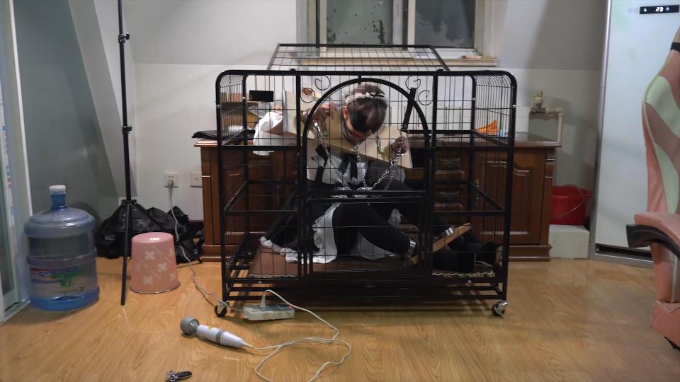 魔法摄影工坊--【模特小翼 掉入陷阱的女仆4】 女仆系列第四部<br>女仆被主人控制住不能自娱自乐了以后 为了让女仆知道什么时候该玩什么时候不该玩 主人开始了一系列的变态调教<br>感觉以后的场面快控制不住了..