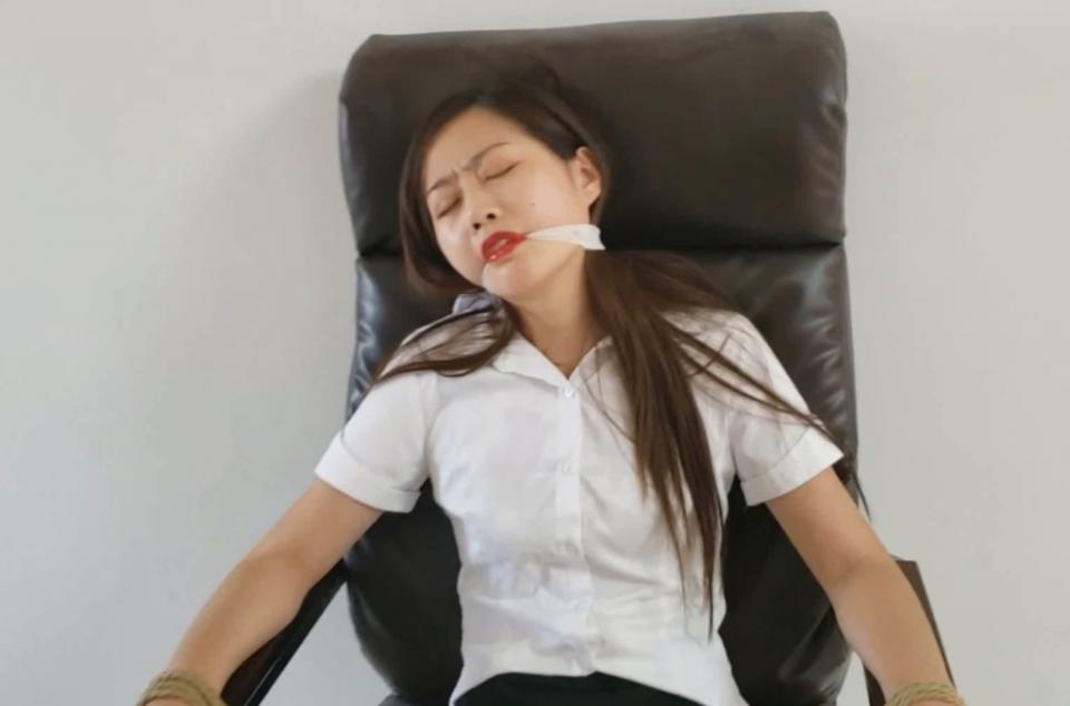 劫持白领美女凯奇捆绑勒嘴全纪录 片长25分钟，1080p全高清拍摄。《我的女上司美女白领凯奇，每天上班都在我面前趾高气扬，吆五喝六，那张破嘴整天挑我的各种毛病.....怀恨在心的我机会终于来了，一定要把她劫持到家中，捆起来好好给他“治治病”，尤其是她那张破嘴，一定要好好的勒起来，然后让她慢慢的享受，并且给她拍照留念，看她以后还敢不敢找我的麻烦.....本片为一往情深绳艺工作室定拍作品，版权所有，定拍咨询qq1002871968 客服qq906267332 欢迎定拍咨询交流。“网盘文件为压缩包，统一解压密码ywqs”》