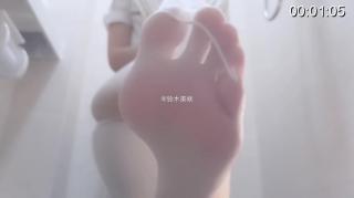 铃木美咲 厕所里的大小姐 早起上厕所的大小姐穿起了白丝，如果跟进去会发生什么呢。。？