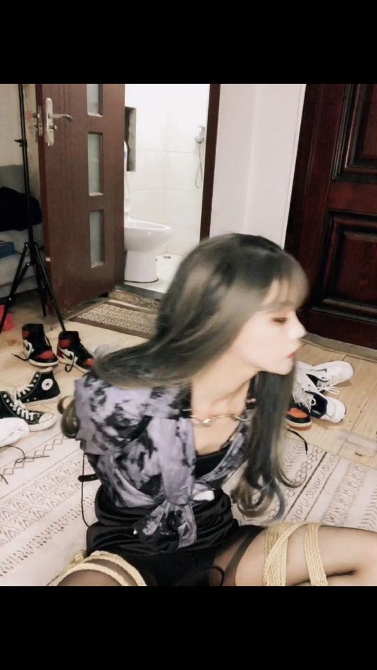 我又来啦 盘腿被高跟鞋戳了好几下，好痛<span style='color:#b0b0b0;'>[隐藏文字，购买后可见]</span>