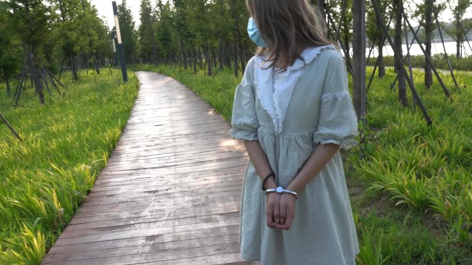 魔法摄影工坊--【模特小翼 绿色洋装户外金属】 经过一段时间的调教 小翼已经开始有点喜欢户外了 这次出去玩的时候装备都提前准备好了...只不过去了公园发现又热又闷人又多蚊子更多