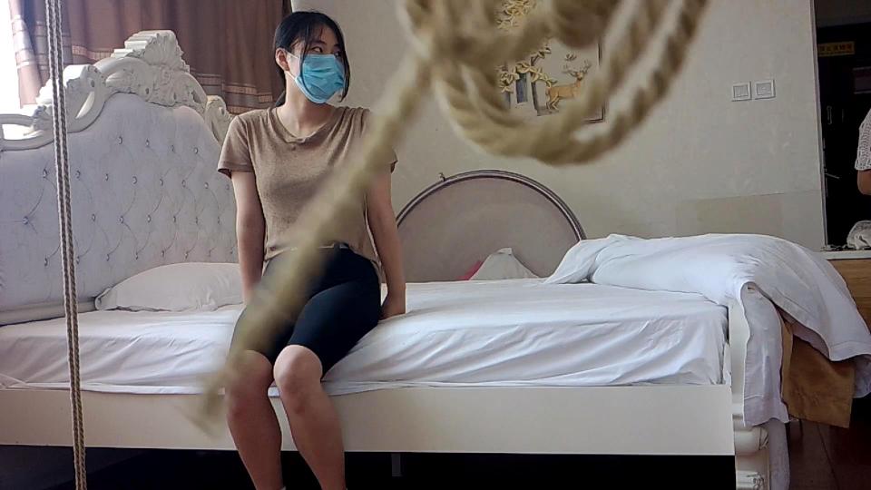 人品爆发，第二队母女来了！女儿欧式直臂人生第一绑！ 人品爆发，第二队母女来了！茶艺师的女儿，沟通很久很久之后，终于女儿出来了！！母亲就丰满，小姑娘也很丰满。个子也很高，就是脾气很不好，爱摆臭脸。紧了之后就威胁说不拍 了，给吓坏了！不过嘴上说不绑紧的，还是绑了欧式直臂，很有紧缚感，很有视觉冲击！小姑娘，还是摆了臭脸……无奈啊<br>一刀未剪！<br>江山，3516763647，茶艺师可以定拍！