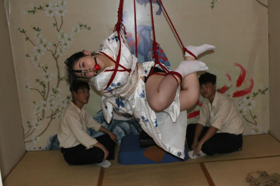 胜景影视  新片《女绳师悬吊 第一集》 女绳师的捆绑技术一流，剧情内容丰富多彩，精彩多多，值得拥有，里面有，口球堵嘴，鼻勾，大家不要错过女绳师捆绑悬吊这部经典之作，请欣赏原视频吧QQ461999667