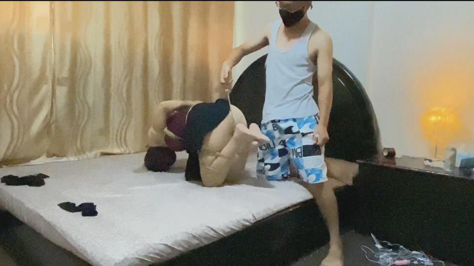 第一次尝试肛钩，一下子屁股就听话了，丝袜堵嘴，胶带严厉包头，只留两个孔控制呼吸的（上）~~~~浅浅原创(qq:773756723) 第一次尝试肛钩，一下子屁股就听话了，丝袜堵嘴，胶带严厉包头，只留两个孔控制呼吸的（上）~~~~浅浅原创(qq:773756723)  腾讯微云链接：<span style='color:#b0b0b0;'>[隐藏文字，购买后可见]</span>