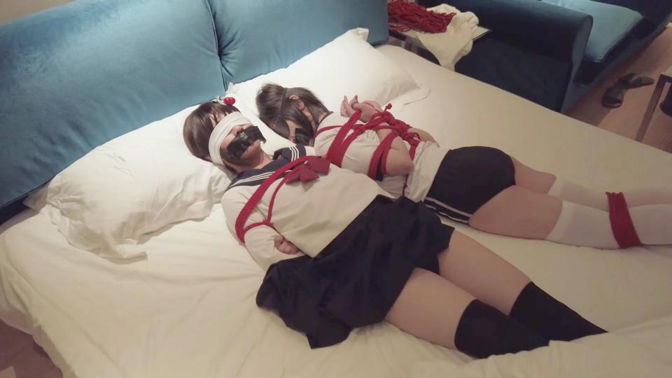 【ZHUA03】双人调教:新人小萝莉和清纯小伪娘的伪百合训教 接上部，本次出镜的是第一部作品的小伪娘和新人小萝莉琦琦，捆绑姿势是难得一见的合体，<br>让她们感到非常羞耻。<br>小萝莉自带敏感神经，<br>又怕痒又怕痛，纤纤细腰捏一下就酥软，<br>敏感脚心扰痒刺激又难受，<br>藤条抽打更让小萝莉与小伪娘娇喘连连。<br>就这样在羞耻，痛感，呻吟中达到GC。<br>解压密码：<span style='color:#b0b0b0;'>[隐藏文字，购买后可见]</span><br><br>Twitter：@xingyunmiao<br>Telegram:@zzZHUA<br>视频号:ZHUA03