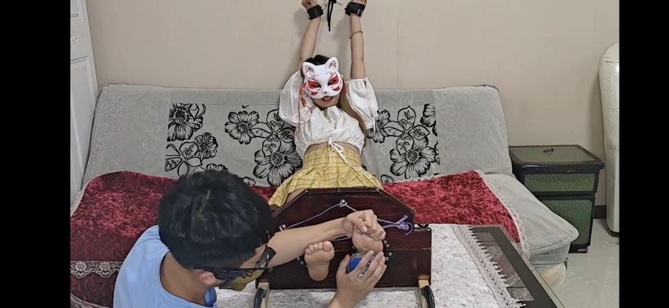   LAGUTH原创-------金发妹子TK 最新国产原创， LAGUTH原创-------金发妹子TK，白色板鞋加黑色短袜绑在床上tk，最后还被绑在和熊大一样的足咖上tk，非常怕痒的一个妹子，喜欢的朋友不要错过