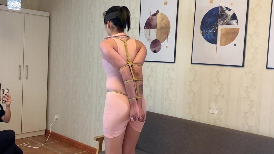 【蔚蓝出品】月巴小嫩模 直臂驷马 口枷勒嘴 后手高绑驷马 呻吟挣扎 内容介绍：上集，可爱的小月巴体验了后手直臂、驷马，紧到每一个关节都无法动弹。第一次戴不锈钢口枷，勒的过紧，摘下来都不会说话了；下集，后手高绑超紧驷马，4.5CM大口球堵嘴，胳膊疼的只能嗯嗯的呻吟。<br>第一次，第一次，小姑凉所有的体验都是第一次。重要的事情说三遍。<br>蔚蓝艺束】工作室坐标唐山，河北及北京地区招聘绳模，待遇优厚；定拍、约拍、绳模请加QQ2105653965（注明来意：定拍约拍、模特应聘）<br><span style='color:#b0b0b0;'>[隐藏文字，购买后可见]</span>以及解压密码weilanyishu