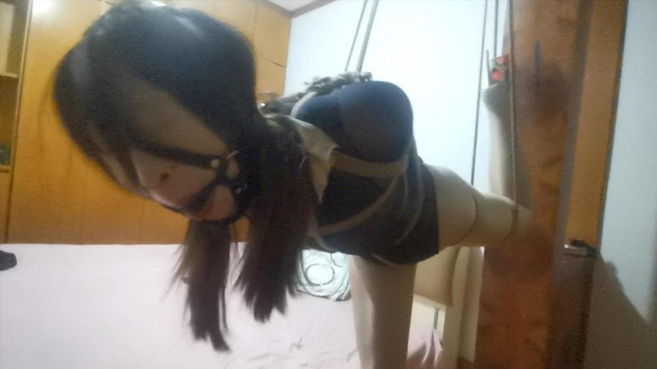 『我的媳妇』第十弹（上集）油量丝衣+舍宾袜、口球、胶带子夕、单腿吊应有尽有 片名：0810<br>时间:34分钟<br>大小:1.23G<br>格式:下载rar改mp4<br>       下载rar改mp4<br>     下载rar改mp4<br>内容:油量丝衣、舍宾袜、马具口球、胶带子夕、极限单腿吊<br><br>胶带子夕在下集、时间较长下集还需要时间整理<br>同好推荐的这款舍宾袜不错、非常完美<br><br>抱着柱子不撒手、哈哈<br>绑的有点紧，刚上绑就发骚了、哈哈<br>扭来扭去的、这小屁屁倔的<br>口球带上、这凌乱的头发<br>想吐出来不可能滴<br>可难受的了站不直弯不下的<br>坚持不住了、各种求饶、好吧放你下来歇着等会还得继续吊<br>这口水流的地上一地都是<br>刚放下可难受了、嘟个小嘴、可不乐意了<br><br>下集最快要明天、<br>