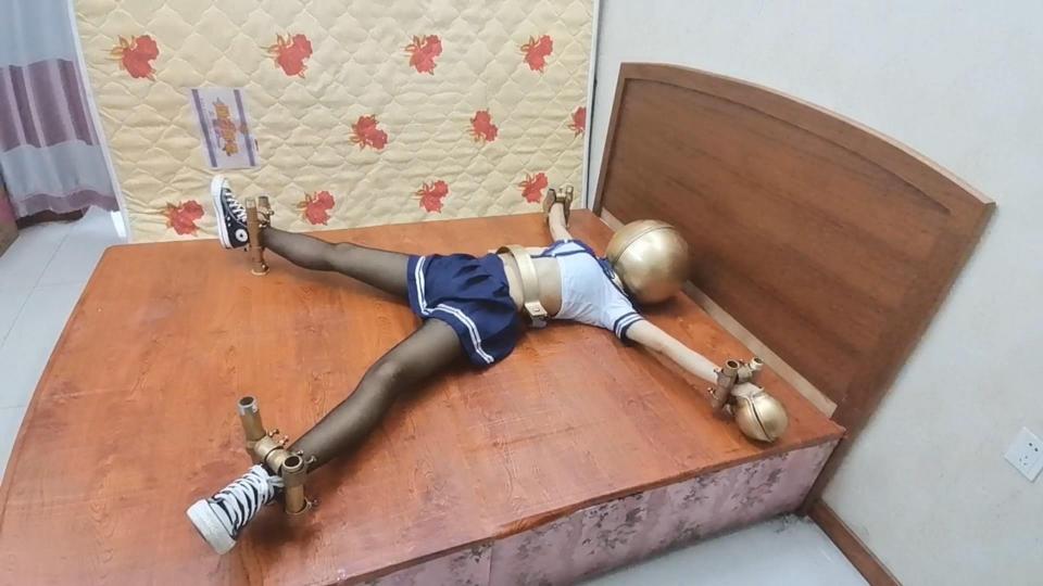 HD飞天原创: 云儿欧式风手球、头球紧固，原味内内封嘴、无情浑身抽打，挠痒、棒棒手下不留情，用剪子把身上衣服全剪开抛向一边，双层被严严捂住头球，大伏天可想而知，彻底地闷了过去...... 云儿看到手球、头球喜出望外，急忙带上手球、头球，顿时眼前黑暗一片,又被重重紧固在床板上，本来头球就非常严密通气不畅、又盖上一条被子，止不住地在拚命挣扎，越挣扎越闷的厉害，干脆又把一条被子盖在身上,本来大伏天够热的，这一下子把她闷热的瞬间昏迷过去......<br>需要定拍的客户请加QQ272728243并且面向圈内长期招聘女M、女绳模<br>