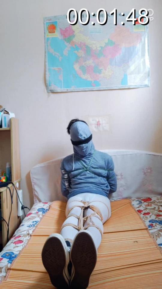 白丝帆布鞋捆绑挣扎无果  