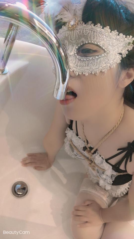 美女小M的各种享受 小M最近很黏糊，天天缠着我让我带她玩，今天刚好有时间去酒店就好好玩玩，让她极具兴奋，各种挑逗，暧昧真是意犹未尽啊。最近有点有忙没有及时更新，有时间我就会给大家及时更新的，望大家耐心等待，上传的视频不知道有没有问题，网有点卡，试试不行我在给大家重新上传！（姽媚雯婳）工作室