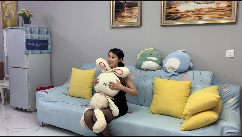 美模靖雯 股绳五花 高手驷马 口枷口水 低眉垂眼让人怜 模特信息：艺校美模靖雯，表演专业，长相甜美，聪明可爱。初次体验绳艺，但很放的开。有做M的潜质，可以开发。<br>昵称：静雯<br>身高：165厘米<br>体重：100斤<br>年龄：21岁<br><br>内容介绍：靖雯抖M，股绳、五花紧缚，戴上金属口枷，靖雯欲罢不能。第二段改高手，双腿分绑驷马，戴着口枷的靖雯难过的只能嗯嗯，说不出话来，而且口水还流了一摊，靖雯面对镜头羞涩的不行。<br>视频编号：yhc0008<br>视频时长：65分钟<br>视频大小：2.36G<br>视频格式：MP4<br>分辨率：1080P<br>解压密码：wlys（请下载后解压观看，千万不要在线解压，以防资源被和谐！）<br><br>【蔚蓝艺束】出品。工作室坐标唐山，面向河北及北京地区招聘绳模，待遇优厚；绿色定拍、约拍、绳模及爱好绳艺的朋友请请加QQ2105653965（注明来意：定拍约拍、模特应聘）