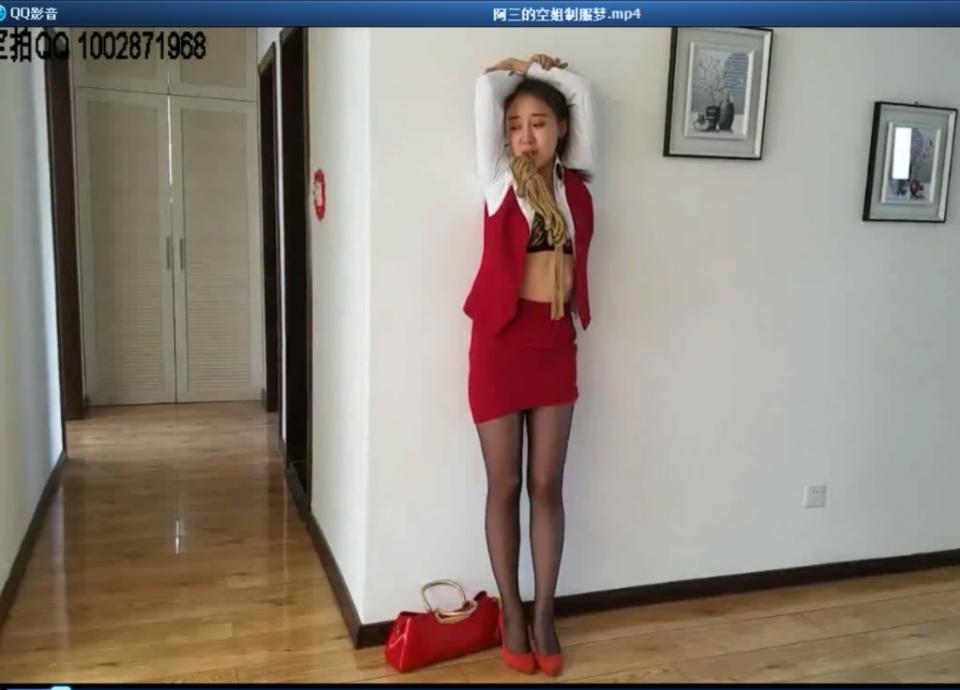 阿三的空姐制服梦 片长1小时39分钟，1080p全高清拍摄。大致剧情如下《我叫阿三，浪荡公子一个，整天游手好闲，也许是90年代的港台三*级片看多了，对制服女尤其感兴趣，于是我就有了一个伟大的计划，在有生之年圆我的“制服梦”.....我还有个帮手叫麻四，经过他的多天踩点，空姐贝贝成为了我们的第一个猎艳目标，和我安置好了空姐，麻四又出去为我寻找下一个制服女，留下我在家独自享受....》本片为一往情深绳艺工作室定拍作品，版权所有，定拍咨询qq1002871968 客服qq906267332 欢迎定拍咨询交流。“网盘文件为压缩包，统一解压密码ywqs”