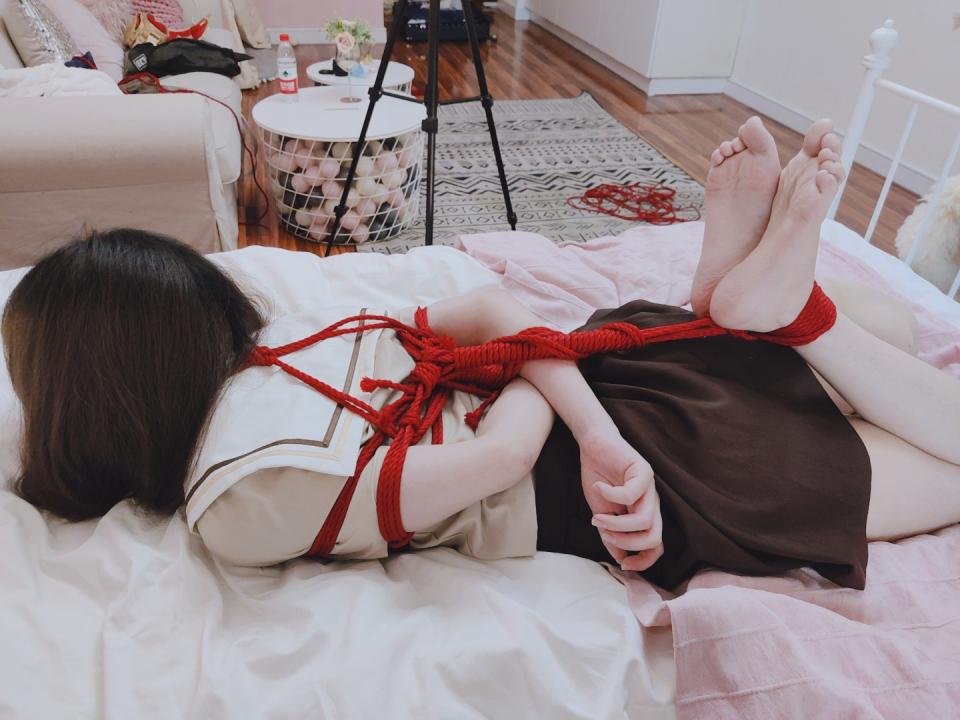 【咕咕精】00后萝莉草莓の裸足驷马电击TK虐待~妹子最后在挠痒和电击的折磨下被痒哭了，哭的很狼狈。 模特：草莓<br>身高：155<br>服装：jk制服、裸足、口枷<br>花式：四马躜蹄<br>处刑方式：电击、TK、挠痒、sp、耳光<br>把草莓小萝莉用四马躜蹄的姿势绑起来，让她动弹不得。用湿毛巾仔细擦拭萝莉的白嫩的小脚后对她的嫩脚进行残忍的挠痒和电击。<br>妹子十分怕痒，反应巨大，可惜在四马躜蹄的姿势下动弹不得，只能无助的扭动白嫩的小脚企图躲避我的折磨。可我又怎么能让她得逞呢~我们的小草莓最后被痒哭了，哭的梨花带雨。<br>然而就算这样我还是不打算放过我们的小萝莉，我拿起电击鞭子，用电极肆意抚摸电击草莓白嫩的脚底、腿及胳膊。妹子稚嫩的皮肤连绳缚都会磨破，又怎么受得了这样的折磨，只能一边哭一边求饶了~<br>预览在上部单腿吊片尾花絮中，相信大家很喜欢草莓的哭声和悲鸣声吧~<br>这一期非常精彩，喜欢萝莉的足控们不要错过哦<br>客服/交流/定拍qq3135427957<br><br>喜欢就点个关注吧~~