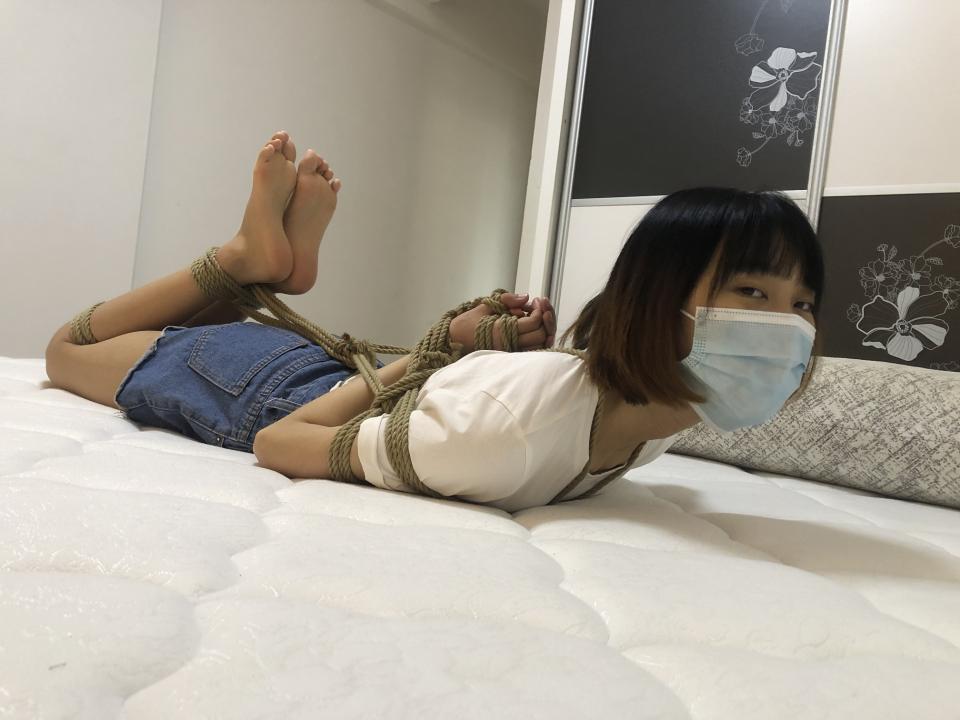 【新月原创】00后小美女 红豆 清纯短发 体验驷马观音 放置爬行 【新月工作室】轻口味捆绑足控爱好者 定拍定文QQ:1003187439  今天全新造型的红豆妹妹靓丽可爱的出现在我面前，让我眼前一亮，本来就娇小可爱的她，现在更让我食指大动，在我的怂恿下，今天她体验的是驷马观音，床上爬行，好卖力的表现，白里透红的小嫩脚翘得高高的，用力弓起身子让我感到她无比的活力，真的好可爱啊~~~