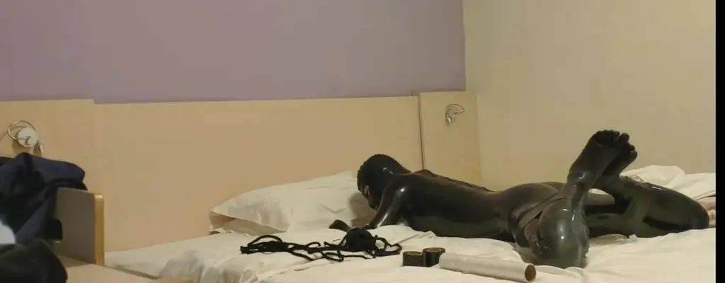 ［菲日］菲日第一次尝试胶带自缚但是忘记准备剪刀无法解开束缚 ［菲日］<br>菲日刚回学校就准备开始给大家大家准备拍摄，因为比较仓促 很多道具还没有到货就只有一件胶衣和绳子 胶带，本来想慢慢给大家展示各种束缚，拘束衣和绳子比较麻烦想往后稍稍，先尝试胶带自缚当开胃菜，但是当菲日蟹缚大腿之后，用胶带把手裹了起来 但是本来留好了一个胶带端点，方便解缚，但是在包裹另一只手的时候那个端点不见了，菲日的内心十分焦虑，完全只有自己一个人但是无法解除束缚，而且准备不充分，胶衣也没上增量剂，胶带和胶衣粘的非常紧，仿佛融为一体一般，菲日怎么都解不开，右手裹到停止了束缚尝试去解开左手，但是不管怎么挣扎，都无法解开。后续是菲日实在是受不了了，变大声喊叫，被酒店人员开门帮忙解开，场面一度十分尴尬，后续喊叫的片段已减掉。
