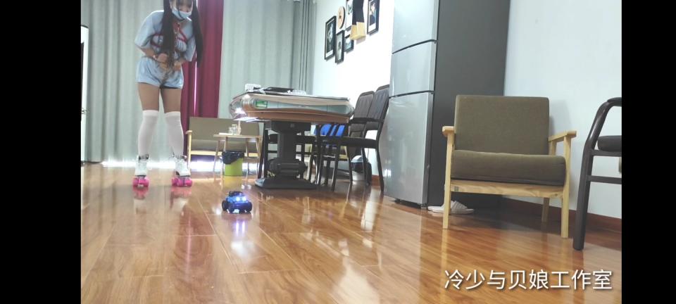 【冷与贝018】双马尾妹妹轮滑追遥控车 下载后再解压，解压密码leng，解压后改文件后缀为.mp4<br>这次的挑战是，镣铐拘束的情况下，把镣铐钥匙绑在遥控车上，追到了才能解开，在连体镣铐的拘束下，冷少的行动受到了很大限制，不过最后还是找准时机成功追到墙角，拿到了钥匙，作为奖励，就让她玩一会遥控车把～玩具车，遥控车玩具玩具遥控车